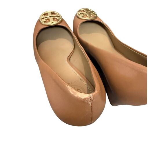 Tory Burch Chelsea Tan Leather Wedge Heel Gold Logo Pumps Size 6 - Picture 10 of 11